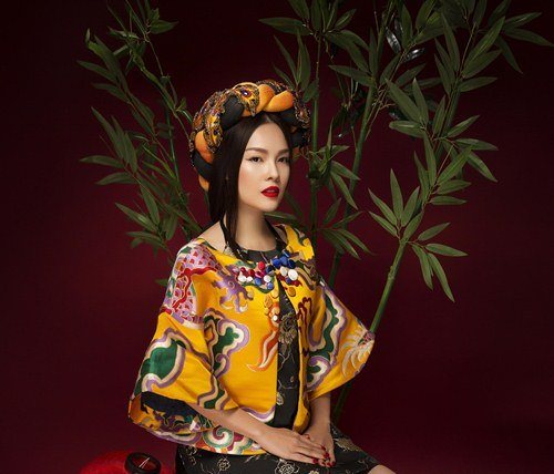 Diễn viên Dương Cẩm Lynh đẹp ấn tượng với áo dài gấm