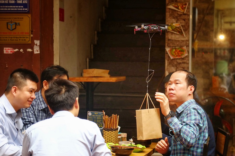 Quán ăn tung chiêu giao hàng bằng “camera bay“ giữa mùa dịch, khách đến nườm nượp
