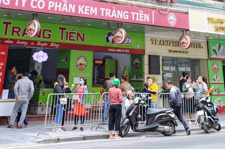Phở bò, kem Tràng Tiền “đắt như tôm tươi” những ngày đầu mở cửa trở lại