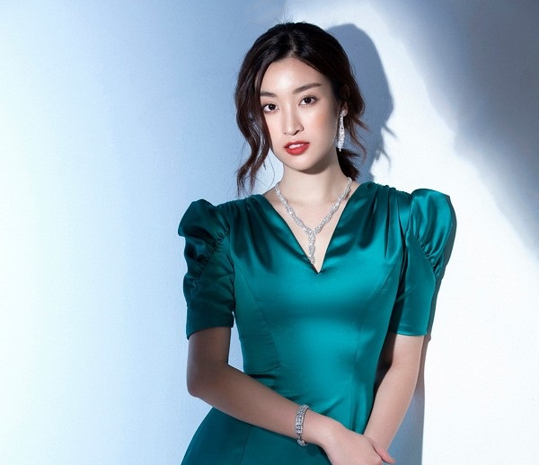 Mặc váy lụa mỏng tang “đua“ xe đạp, Đỗ Mỹ Linh khiến dân tình “thót tim“ lo sự cố