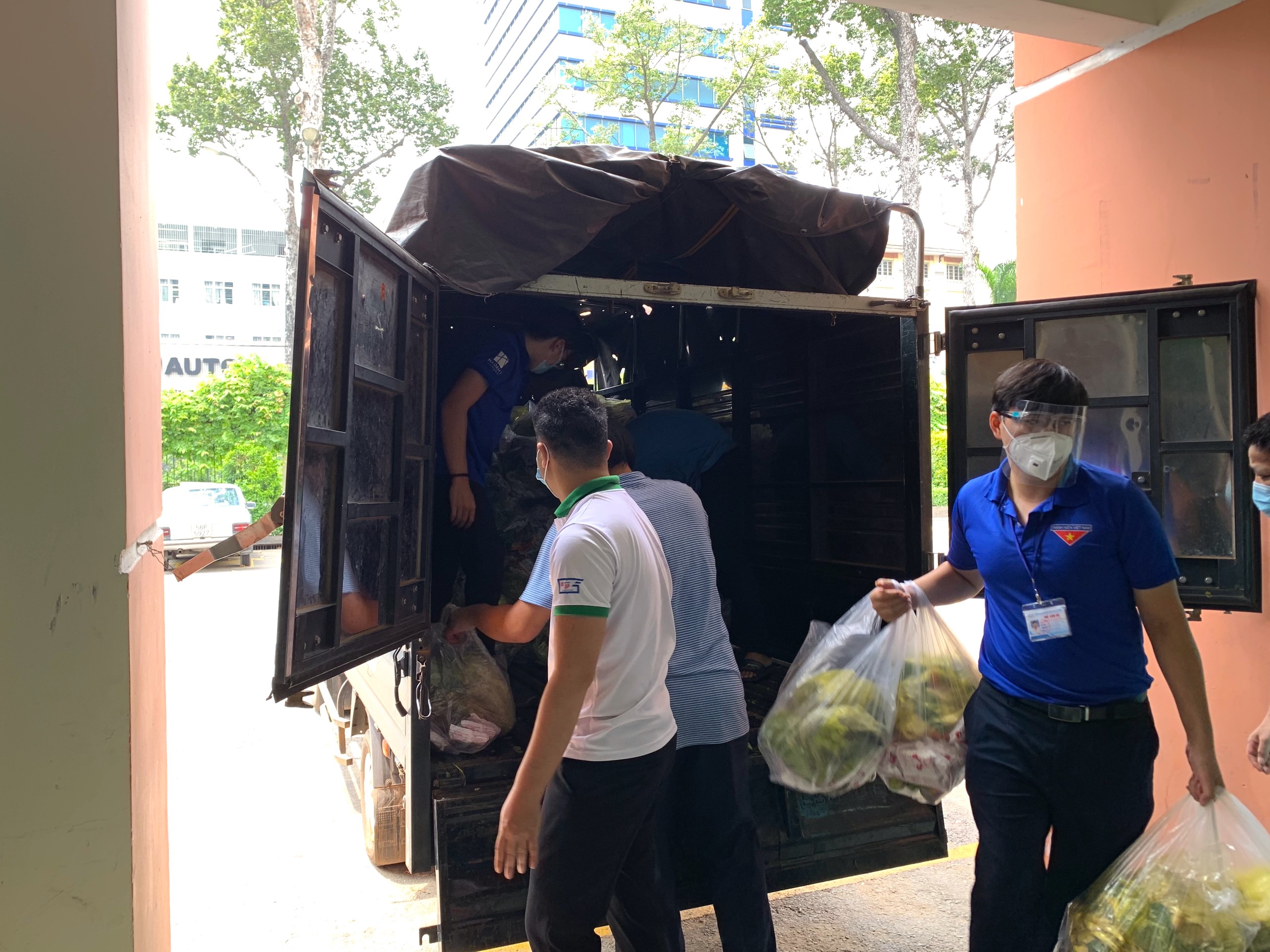 Trong bão dịch ở Sài Gòn, 300 sinh viên ngành sư phạm nhận những phần quà ấm áp từ tỉnh biên giới