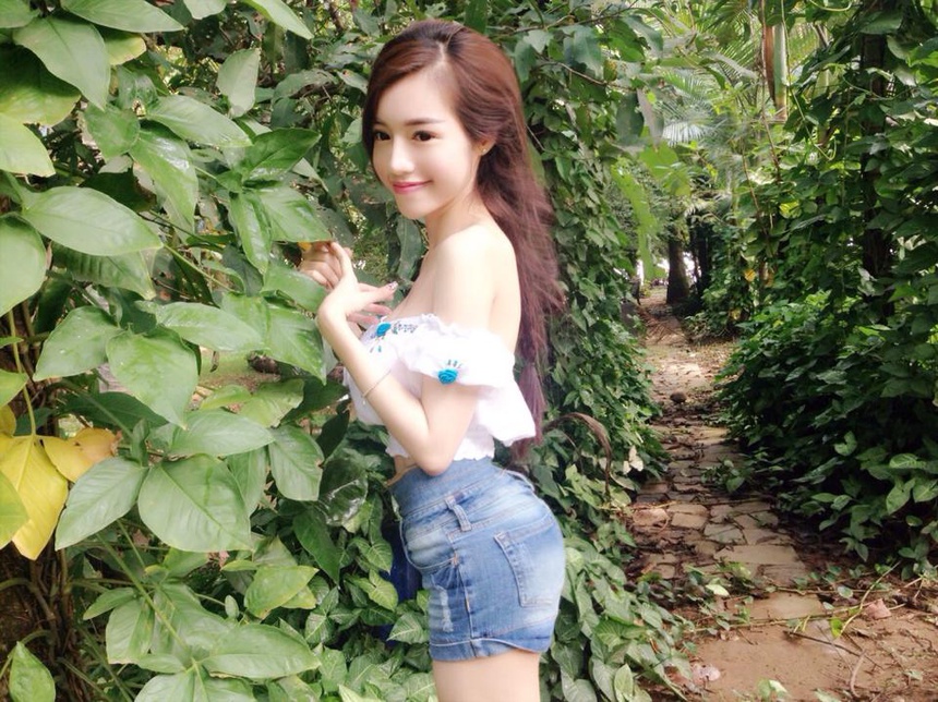 Elly Trần khiến fan “sốc nặng“ vì diện quần hot pants lại rách te tua đúng chỗ hiểm