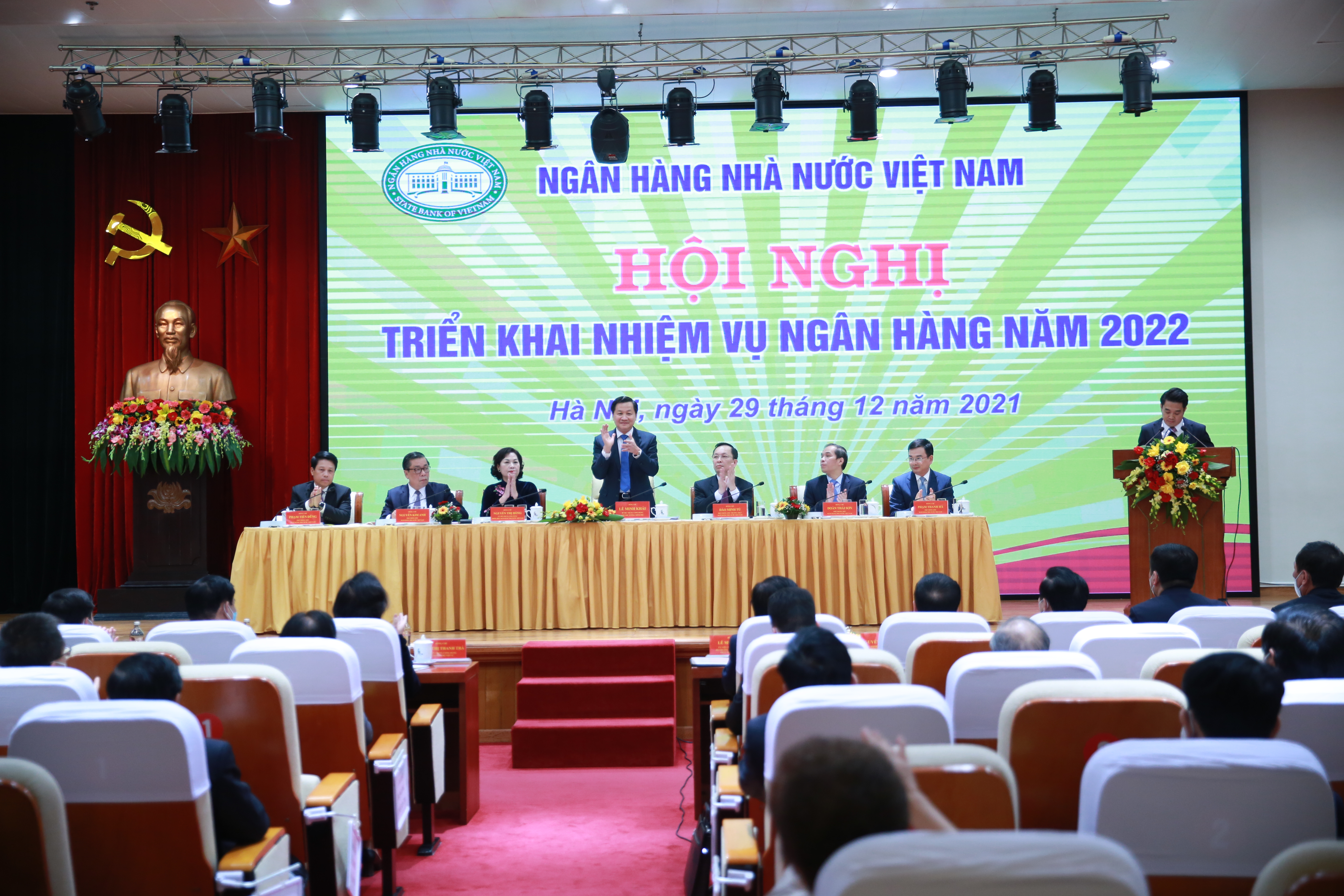 Phấn đấu tiếp tục giảm lãi suất cho vay; hướng dòng vốn vào sản xuất, kinh doanh