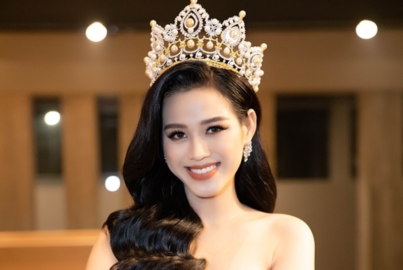 Hoa hậu Đỗ Thị Hà lần đầu hở bạo với váy o ép vòng 1 đầy
