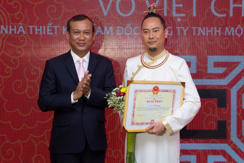 Võ Việt Chung – Top 10 NTK Xuất Sắc Nhất Thế Giới