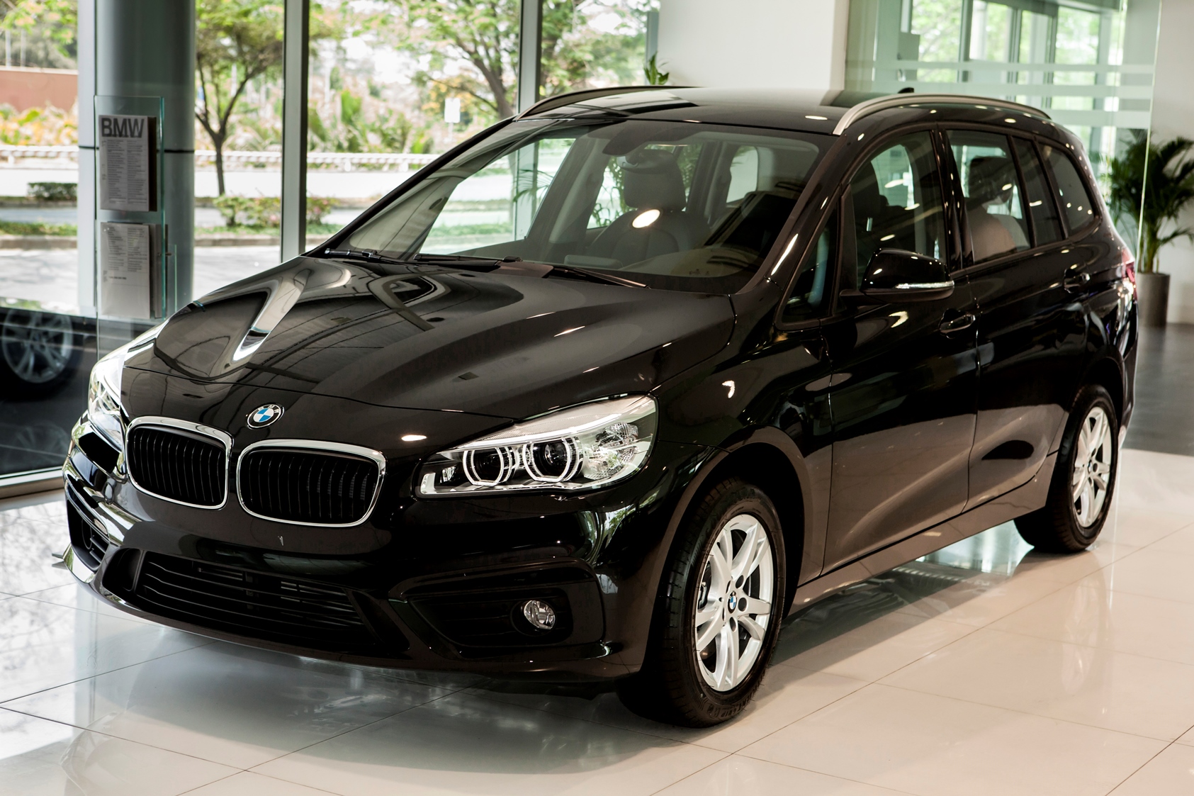 Xe 7 chỗ hạng sang đầu tiên trong phân khúc MPV