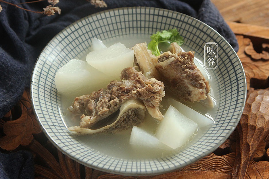 Món canh xương bò hầm với loại củ rẻ tiền nhưng lại được ví như “nhân sâm“