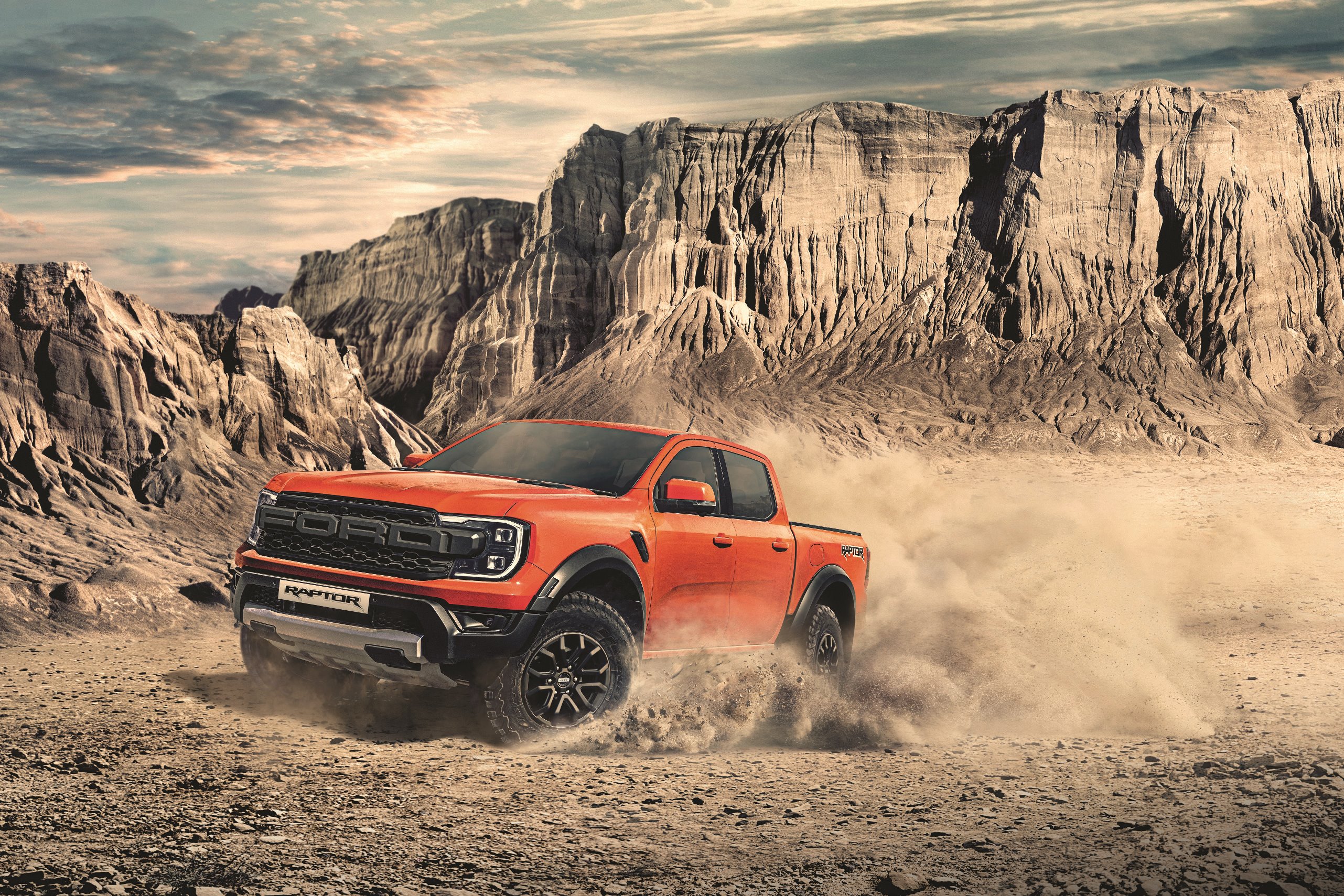 Ranger Raptor Thế Hệ Mới Kết Hợp Khả Năng Vận Hành Off-Road Vượt Trội Với Hiệu Suất Của Động Cơ Turbo Diesel 