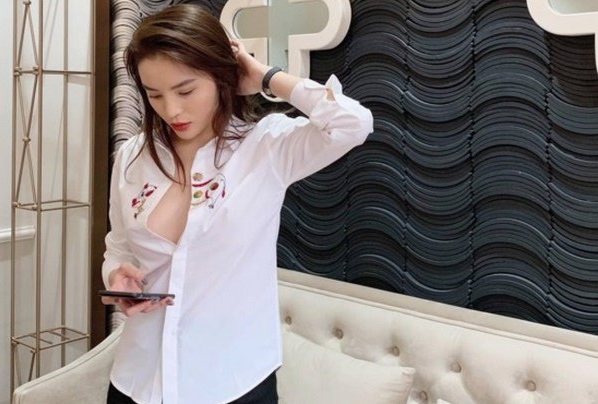 “Quên“ không cài cúc áo giống Kỳ Duyên, Trang Trần suýt gặp sự cố trước trăm người