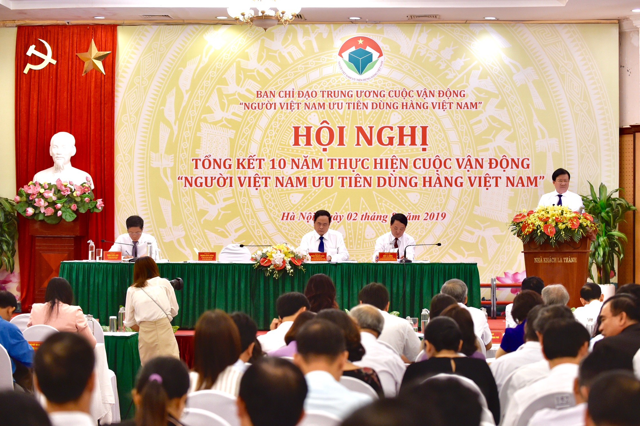 Phó Thủ tướng: Ưu tiên dùng hàng Việt để thúc đẩy sản xuất