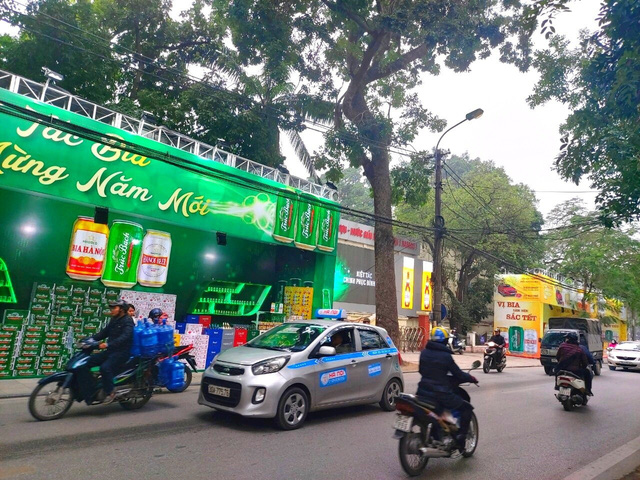 Lần đầu tiên "đổi mới" mang bia ra tận cổng công ty để bán và tiếp thị, Habeco đang kinh doanh ra sao?