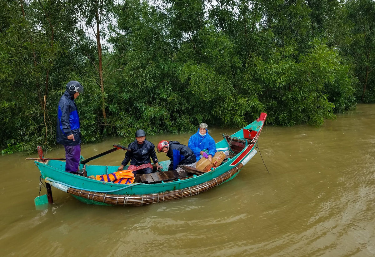 Những ngư dân gạt kiêng kỵ đi cứu người giữa lũ dữ