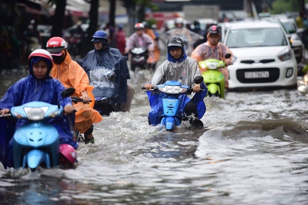 TP.HCM vào mùa mưa, nhiều dịch vụ kinh doanh ‘hốt bạc’