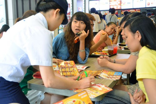 Lỗ liên tục, các doanh nghiệp thức ăn nhanh lỗ vẫn quyết liệt giành thị phần