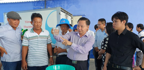 Tham rẻ, nông dân thiệt hại nặng vì mua tôm giống không biết của ai