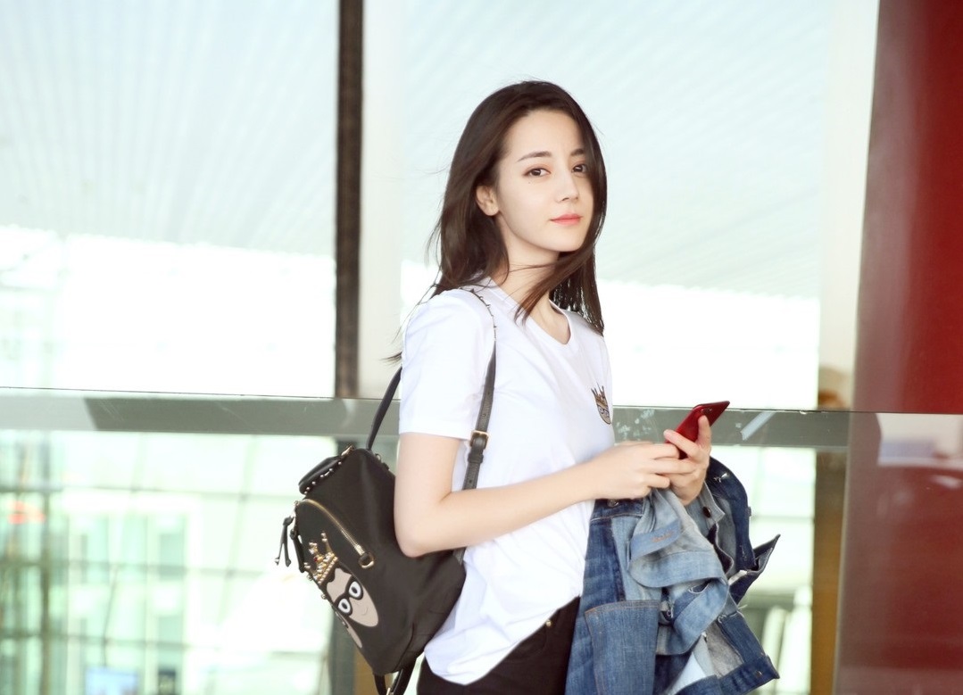 “Đệ nhất mỹ nhân Tân Cương“ lắm phen muốn độn thổ, luống cuống che vì váy hở vòng 1