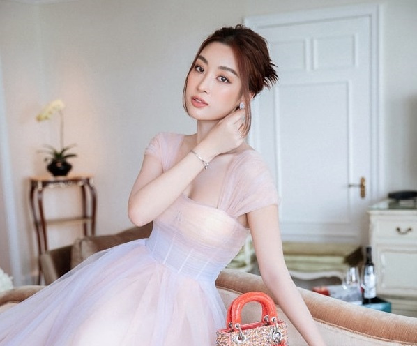 Đỗ Mỹ Linh quyến rũ trong váy style tiểu thư cổ điển