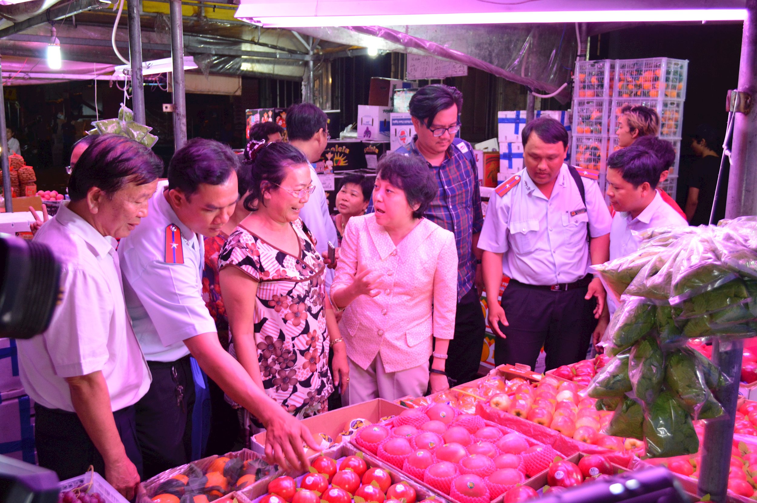 Kiểm tra an toàn thực phẩm chợ đầu mối nông sản ở TP.HCM