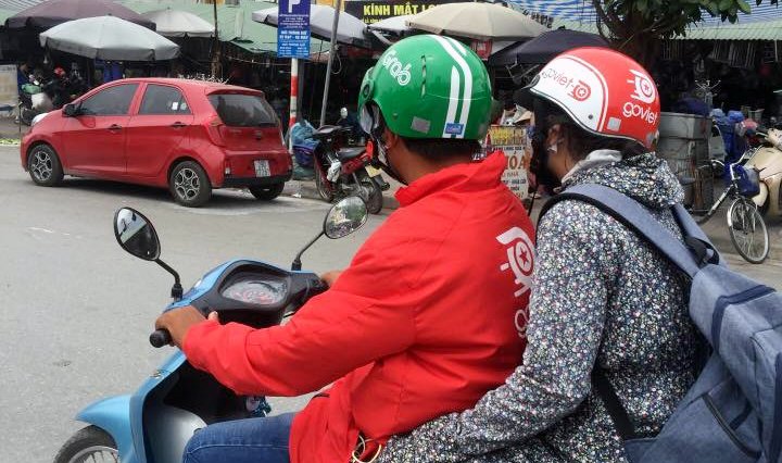 Xe ôm công nghệ giành giật từng ông xe ôm vỉa hè