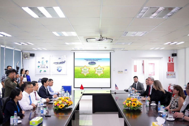 Bộ nông nghiệp Hoa Kỳ đánh giá cao sự phát triển của ngành sữa Việt Nam khi đến thăm siêu nhà máy sữa của Vinamilk
