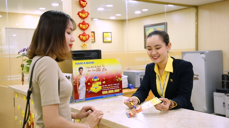 Đầu năm khách hàng ồ ạt gửi tiết kiệm ngân hàng