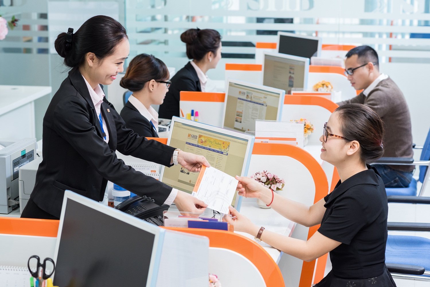 Ngân hàng lãi lớn từ mảng dịch vụ, trích lập dự phòng tăng mạnh