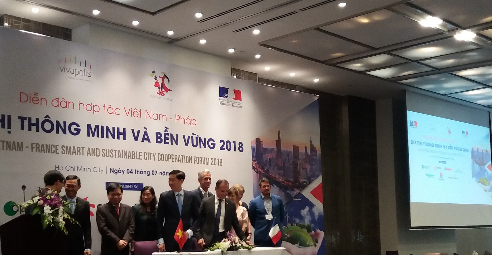 Diễn đàn “Đô thị thông minh và bền vững” 