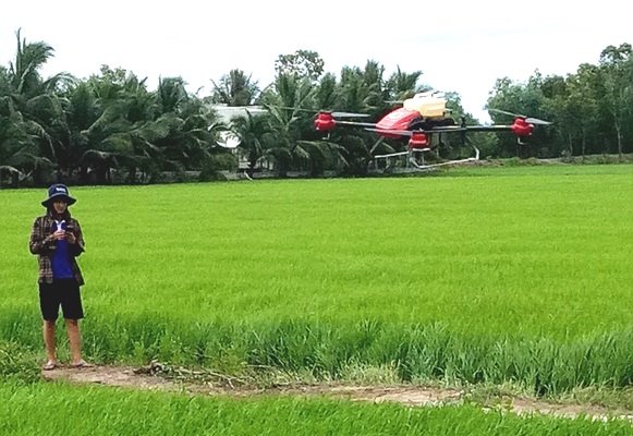 Nông dân háo hức mua máy bay không người lái làm lúa
