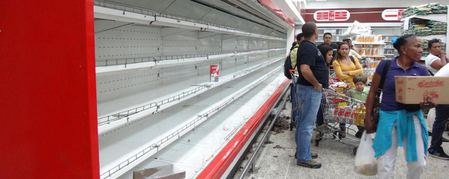 Vì đâu Venezuela lâm cảnh siêu lạm phát hàng chục nghìn % mỗi tháng, người dân bới rác tìm thức ăn, thịt ôi thiu cũng cháy hàng?