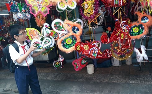 Bánh Trung thu và lồng đèn ở TP.HCM giảm giá nhưng tiêu thụ vẫn yếu