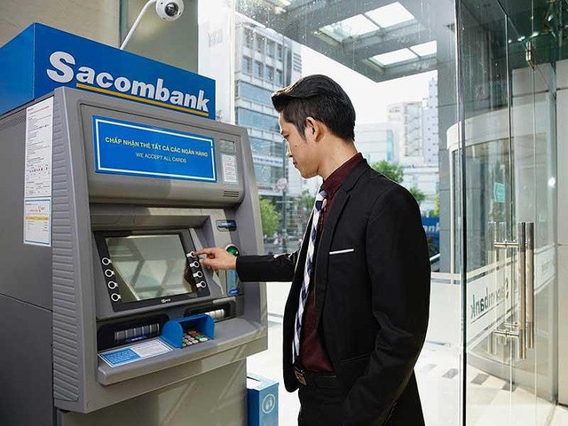 Chi hàng ngàn tỉ làm thẻ ATM mới: Khách hàng có phải gánh?