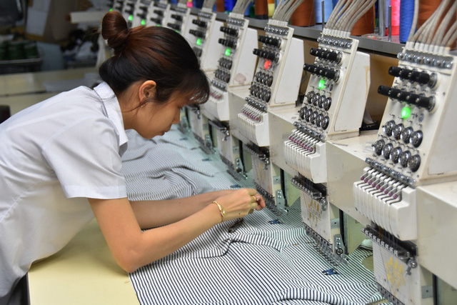 Chặn suy giảm kinh tế: Cần giảm thuế, phí