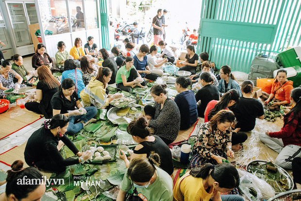 Người miền Tây lại nghĩ ra sáng kiến mới, chiên cơm cháy chà bông để được lâu ngày, đóng hộp cẩn thận gửi đồng bào miền Trung ăn "lấy thảo" chút đặc sản quê nhà