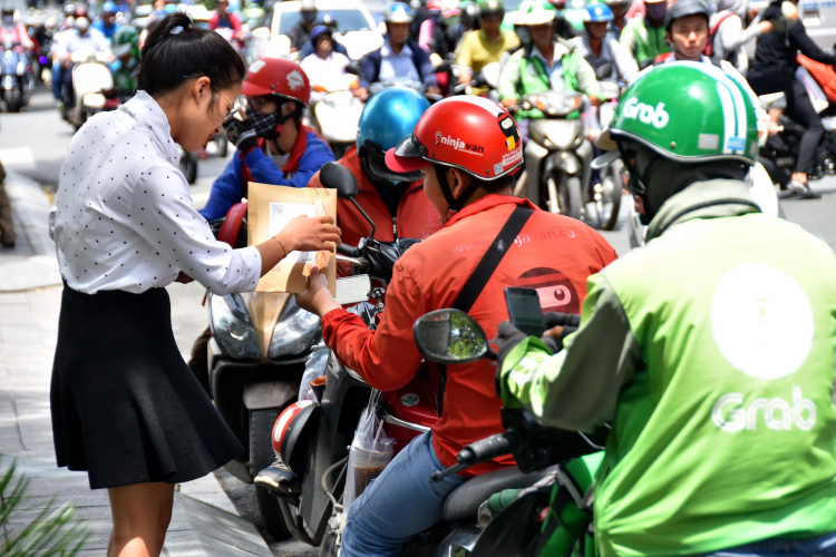 Hãng xe công nghệ “đốt xăng”, người dùng có được lợi?!