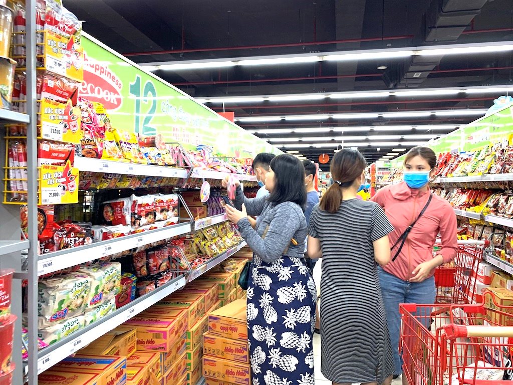 Người dân đổ xô mua sắm, siêu thị tại TP.HCM vẫn không khan hiếm hàng hoá