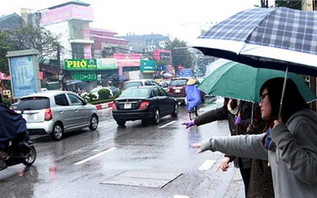 Tài xế taxi, shipper hốt bạc không kịp vào ngày mưa rét