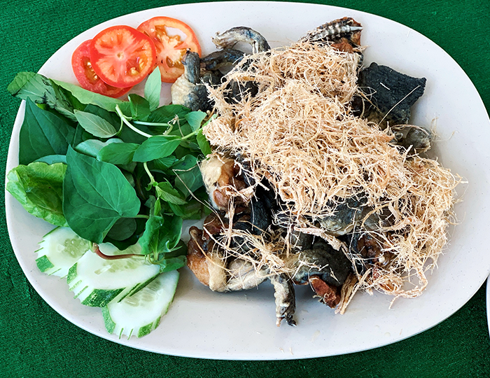 Thưởng thức món “ếch chui rơm” ở Cần Thơ