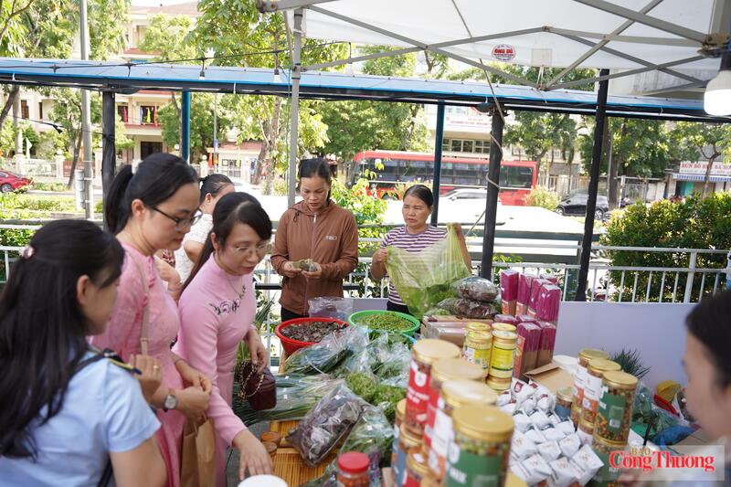 TP. Huế: Đặc sản địa phương hút khách tại Tháng bán hàng khuyến mại