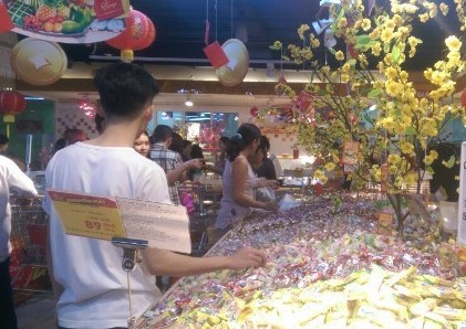Tranh thủ sắm Tết sớm, người dân chen chúc đi siêu thị mua đồ