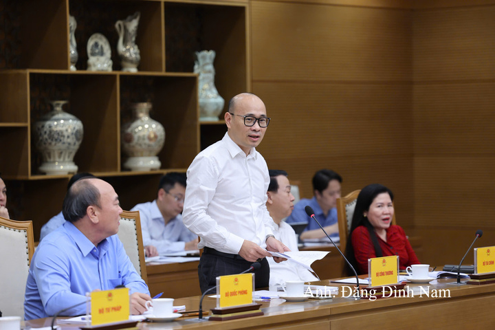 Thứ trưởng Lương Hoàng Thái phát biểu tại cuộc họp.