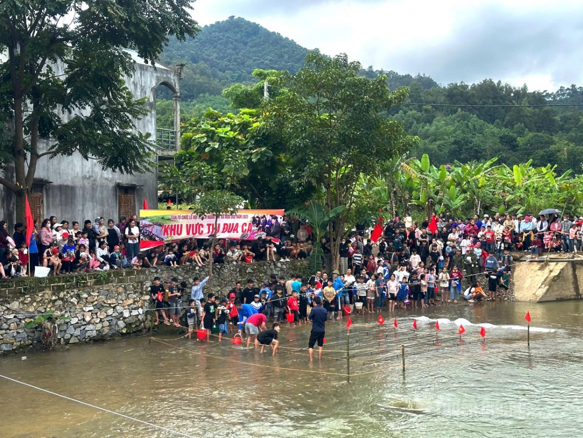 Đông đảo người dân cổ vũ phần thi đua cá tại Lễ hội Tết cá.