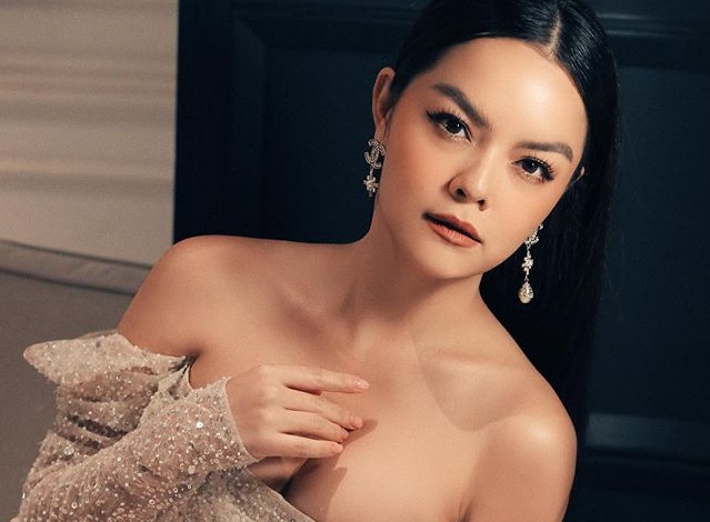 Hết mặc o ép, Phạm Quỳnh Anh nhập hội chị em mê “váy tụt“, phải nâng đỡ