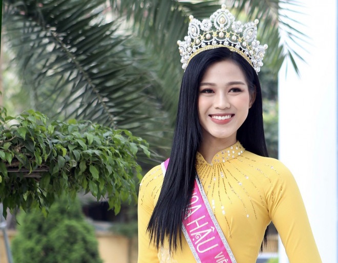 Hoa hậu Đỗ Thị Hà trở lại trường đại học với tà áo dài duyên dáng