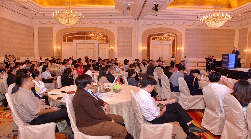 Phiên họp bên lề Diễn đàn Kinh tế Phương Đông 