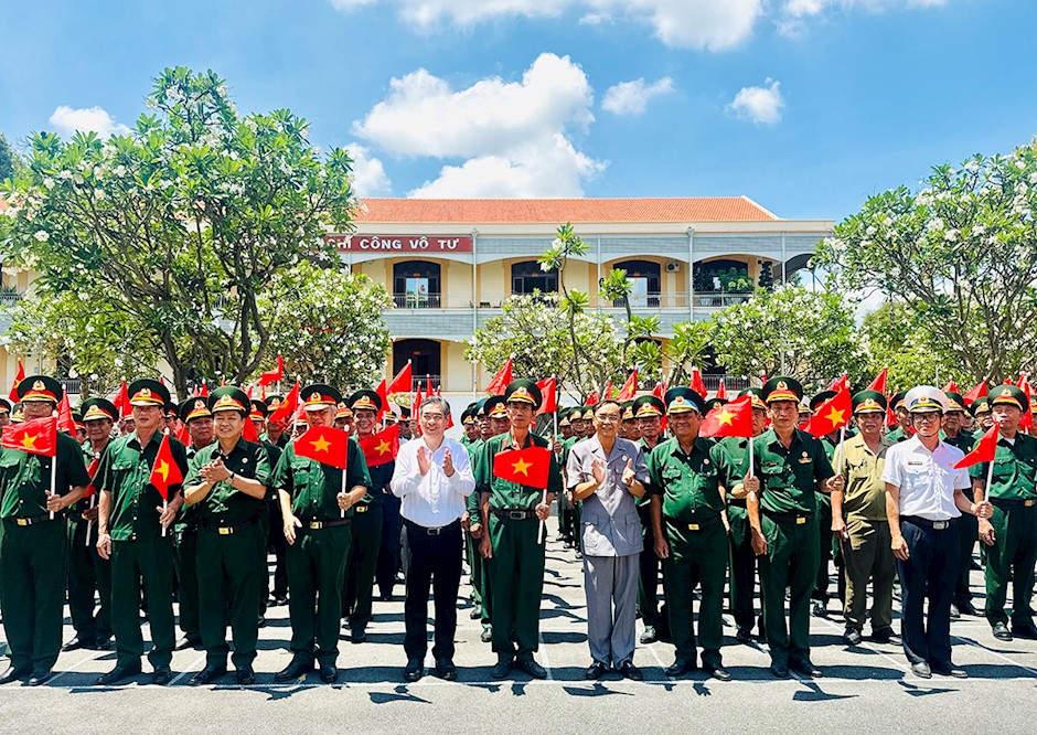 Lãnh đạo TPHCM thăm, động viên Khối diễu hành Cựu chiến binh tham gia kỷ niệm 50 năm Ngày Giải phóng miền Nam