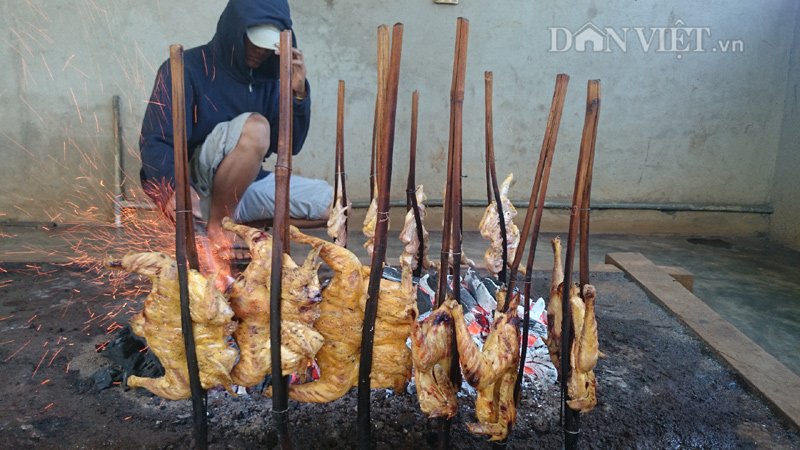 Độc đáo “gà xếp hàng” ăn với cơm lam ở Pleiku