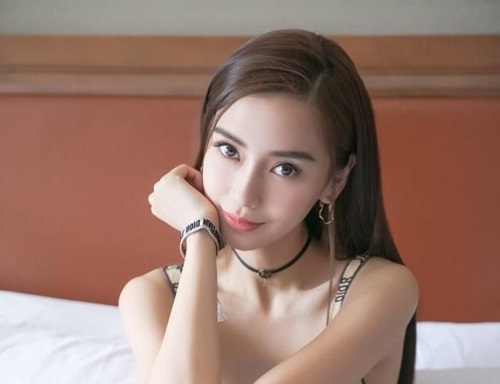 Gầy tong teo nhưng da Angela Baby vẫn đẹp vì luôn mang thứ này