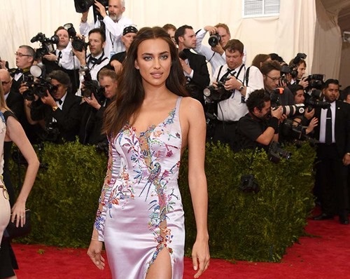 Những lần Irina Shayk mặc đầm xẻ cao suýt hớ hênh