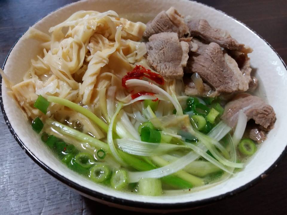 Cuối tuần rảnh rang lăn ngay vào bếp làm bún măng vịt "ngon từ thịt, ngọt từ xương"