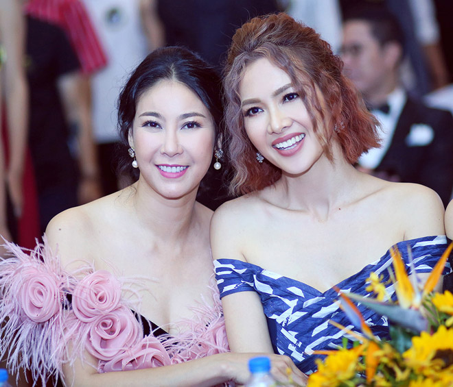 Hà Kiều Anh, Anh Thư "đọ" vẻ sexy với váy trễ nải